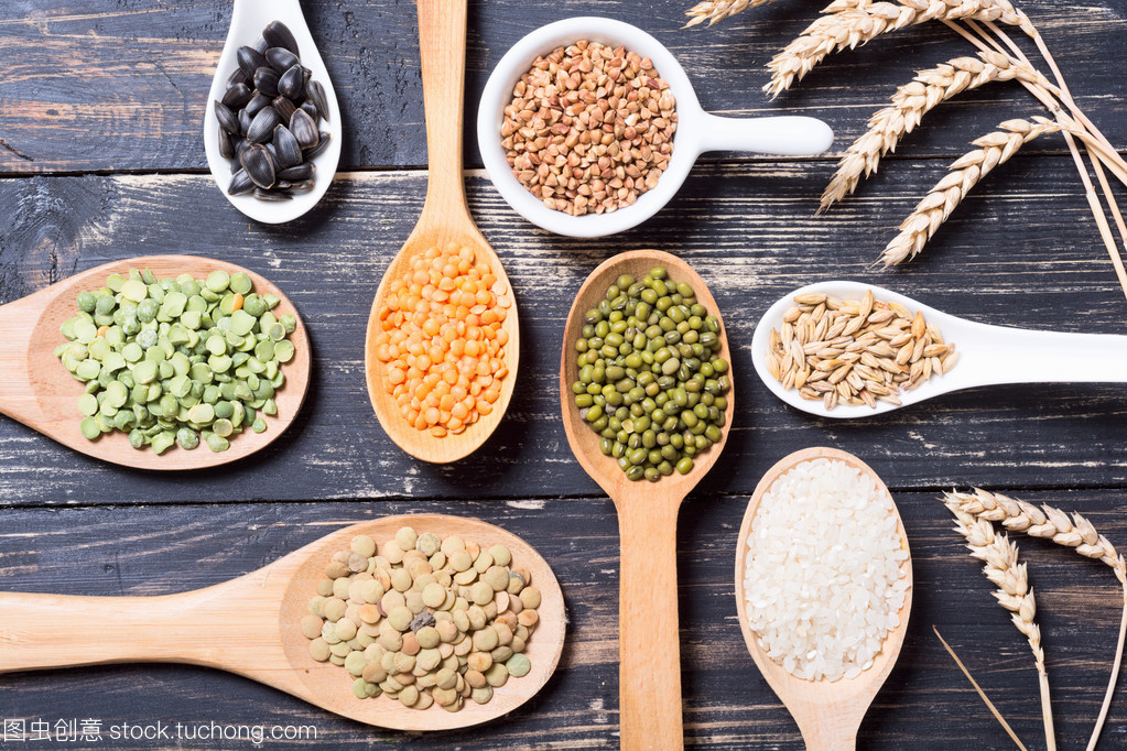 谷物豐饒與棉田織夢(mèng) 木制背景下的農(nóng)業(yè)畫卷